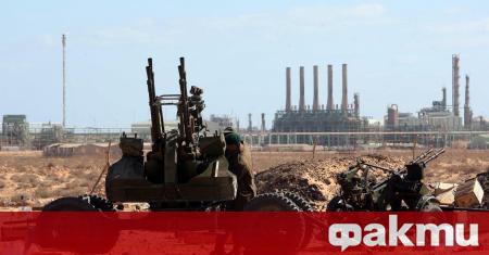 Въоръжена групировка спря работата в гигантското либийско петролно находище Ел