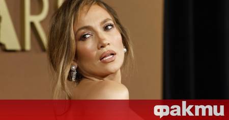 Певицата и актриса Дженифър Лопес се появи публично облечена в