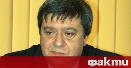 Много хора се опитаха да сменят червеното знаме със синьо