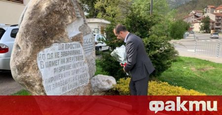 Кметът Калин Каменов поднесе цветя пред паметния знак за загиналите