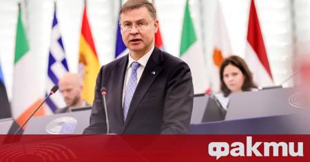 Валдис Домбровскис е латвийски политик От ноември 2014 г е