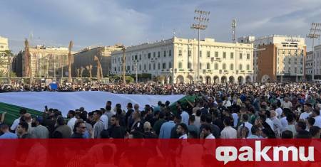 Няколкостотин либийци се събраха вчера в Триполи седалището на признатото
