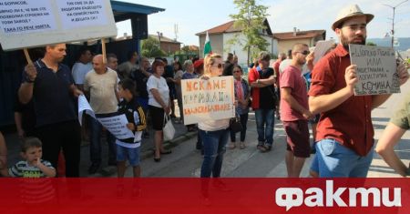 Стотици жители на Елин Пелин излязоха на протест пред общината