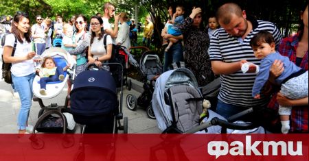 Родители се вдигнаха на нов протест пред Столична община заради