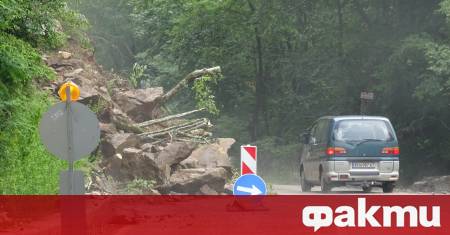 Камък е паднал върху движещ се лек автомобил на Самоковско