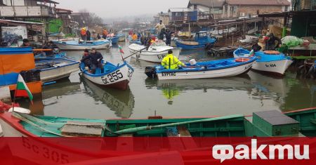 Десетки рибари и техни съмишленици излязоха на мълчалив протест в