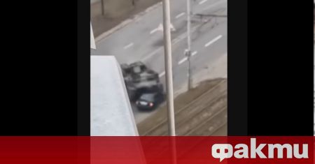 Видео как руски танк минава през цивилен автомобил в Киев