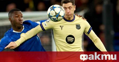 Нападателят на Барселона Роберт Левандовски е отказал предложеине да премине