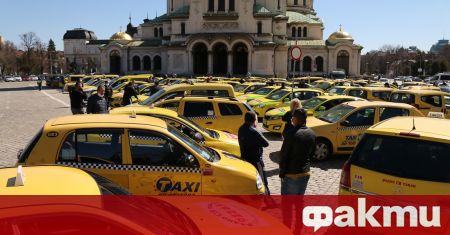 Таксиметрови шофьори излизат на протест пред сградата на Столична община
