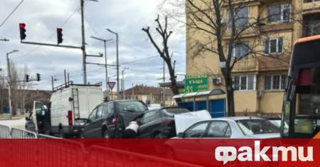 Голяма верижна катастрофа е станала на светофар на столичния булевард