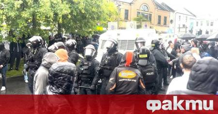В северноирландския град Портадаун вчера вечерта полицаи бяха нападнати с