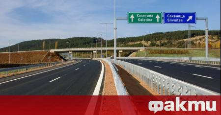 Строителите направили пътеки за влечуги под АМ Европа съобщиха от