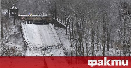 Затрупан със сняг мост в Питсбърг, Пенсилвания, се срути тази