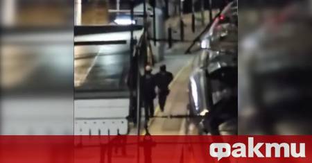 Двама мъже бяха арестувани снощи след като редица пътници са