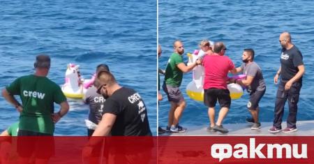 Драматични кадри бяха заснети в Гърция Морето отнесе навътре 5 годишно