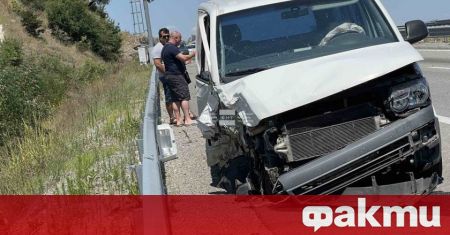 Катастрофа между лек автомобил и микробус с румънска регистрация на