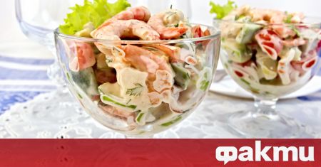 Необходими продукти 250 гр коктейлни скариди 1 стрък пресен лук