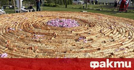 Най дългата вита баница с рози в страната показват в Казанлък
