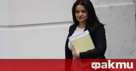 В момента парламентарните групи се запознават с мотивите на президента