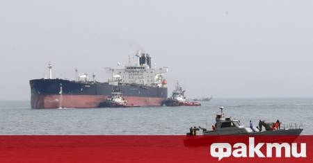 Танкер съобщи че е бил ударен от неидентифициран снаряд в