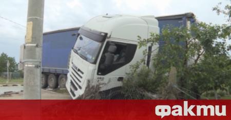 Тежкотоварен камион с румънска регистрация е катастрофирал в двора на