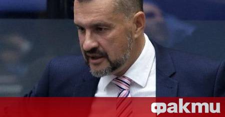 Слагаме везните на деня От едната страна коли и охрани