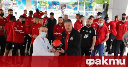 Ръководители треньори футболисти и представители на футболен клуб ЦСКА се