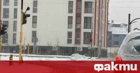 Внимание Лед под свежата снежна покривка в столицата За това