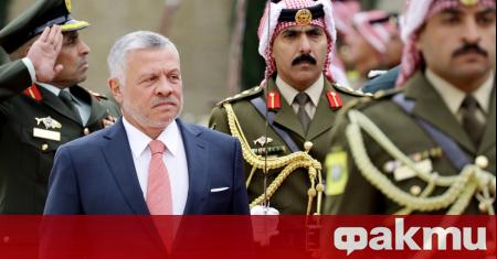 Йорданският крал Абдула II прие в събота оставката на правителството