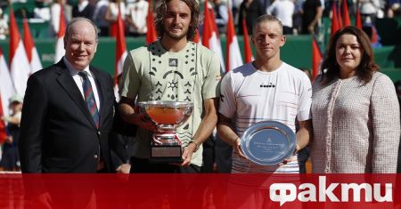 Гръцкият тенисист Стефанос Циципас успя да защити титлата си от