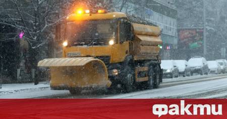 Обработки срещу заледяване на уличната мрежа започнаха в София след