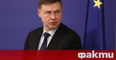 Икономическият еврокомисар отговарящ за еврото Валдис Домбровскис и българският еврокомисар