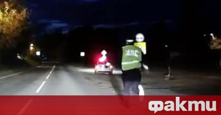Пътни полицаи бяха принудени да гонят служебния си автомобил оставен