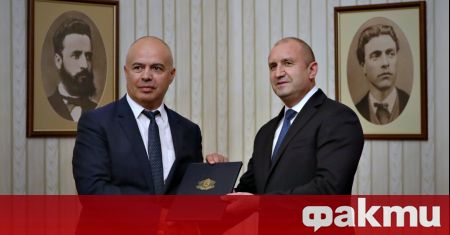 Президентът Румен Радев връчи третия проучвателен мандат на БСП Той