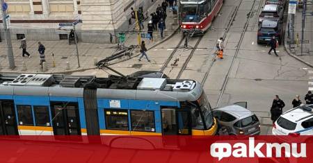 Катастрофа между трамвай и лек автомобил в района на Халите