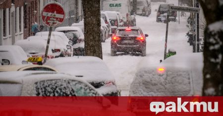 Обилен снеговалеж предизвика значителни нарушения на транспорта в Германия. Стотици