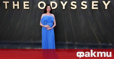 оливудската звезда Ан Хатауей очевидно се забавлява с майчинския си
