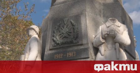 Деца рушат паметника на Незнайния войн в центъра на Хасково