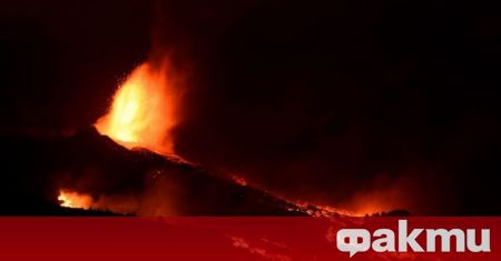 Лавата от вулкана Кумбре Виеха който изригна в неделя на