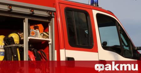 Възрастна жена е хоспитализирана с обгазяване след пожар в жилищна