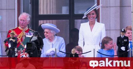 Кралица Елизабет II се появи за кратко на балкона на