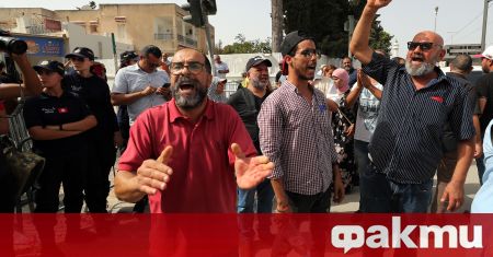 Стотици тунизийци излязоха на протест снощи заради бедността инфлацията и
