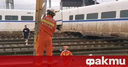 Единадесет души загинаха а двама други бяха ранени когато влак