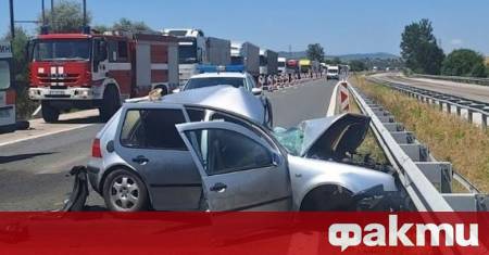 Тежка катастрофа между лек автомобил и бус отне живота на