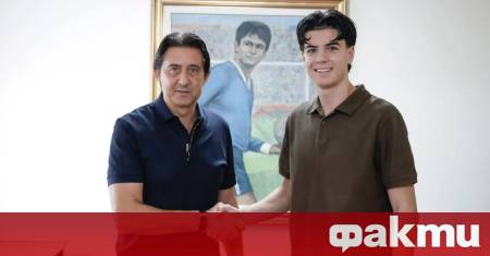Юношата на Левски Андрей Нешев подписа професионален договор с родния