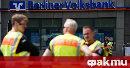 Работници в Германуяоткриха тунел водещ към сградата на банка съобщи