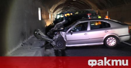 Челен удар между два автомобила в тунел Железница затвори Е 79