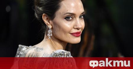 Актрисата Анджелина Джоли обожава татуировките и демонстрира тази своя страст