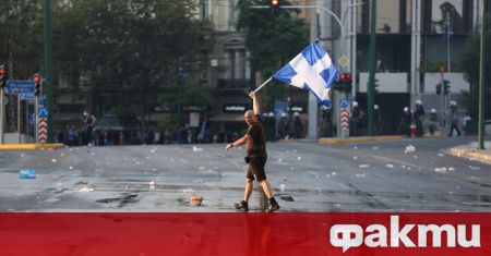 В Солун се провеждат протести срещу задължителното ваксиниране Медици и