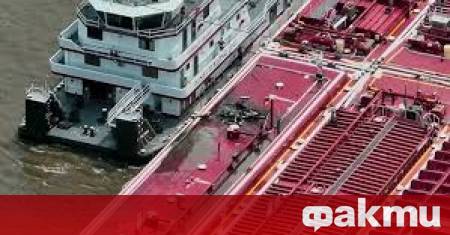 Двама души загинаха след като хеликоптер се разби в баржа